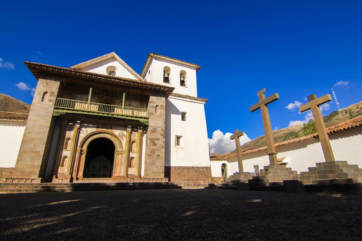 La Iglesia de San Pedro Apóstol en la Ruta del Sol